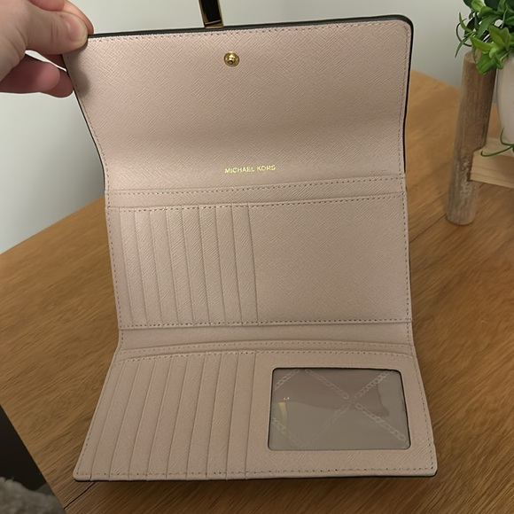 Michael Kors Leather Tri-Fold Wallet Soft Pink - Picture 3 of 4
